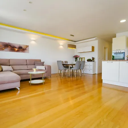 La Mama Gasthuis Sukošan